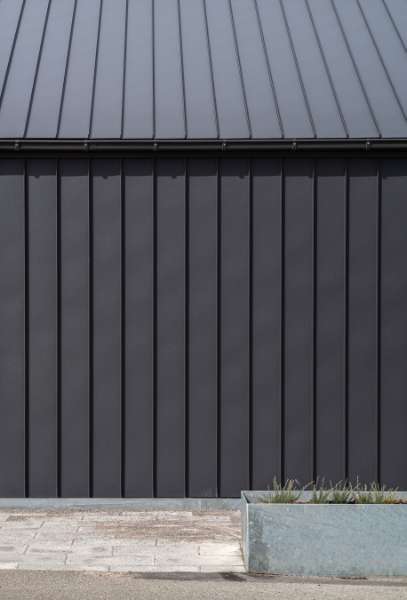 Erweiterung aus Stahl und Holz verschafft der Risskover Bibliothek zusätzlichen Raum „zum Ausleihen“, Risskover Bibliothek - Fortebakken 1, 8240 Risskov, Dänemark